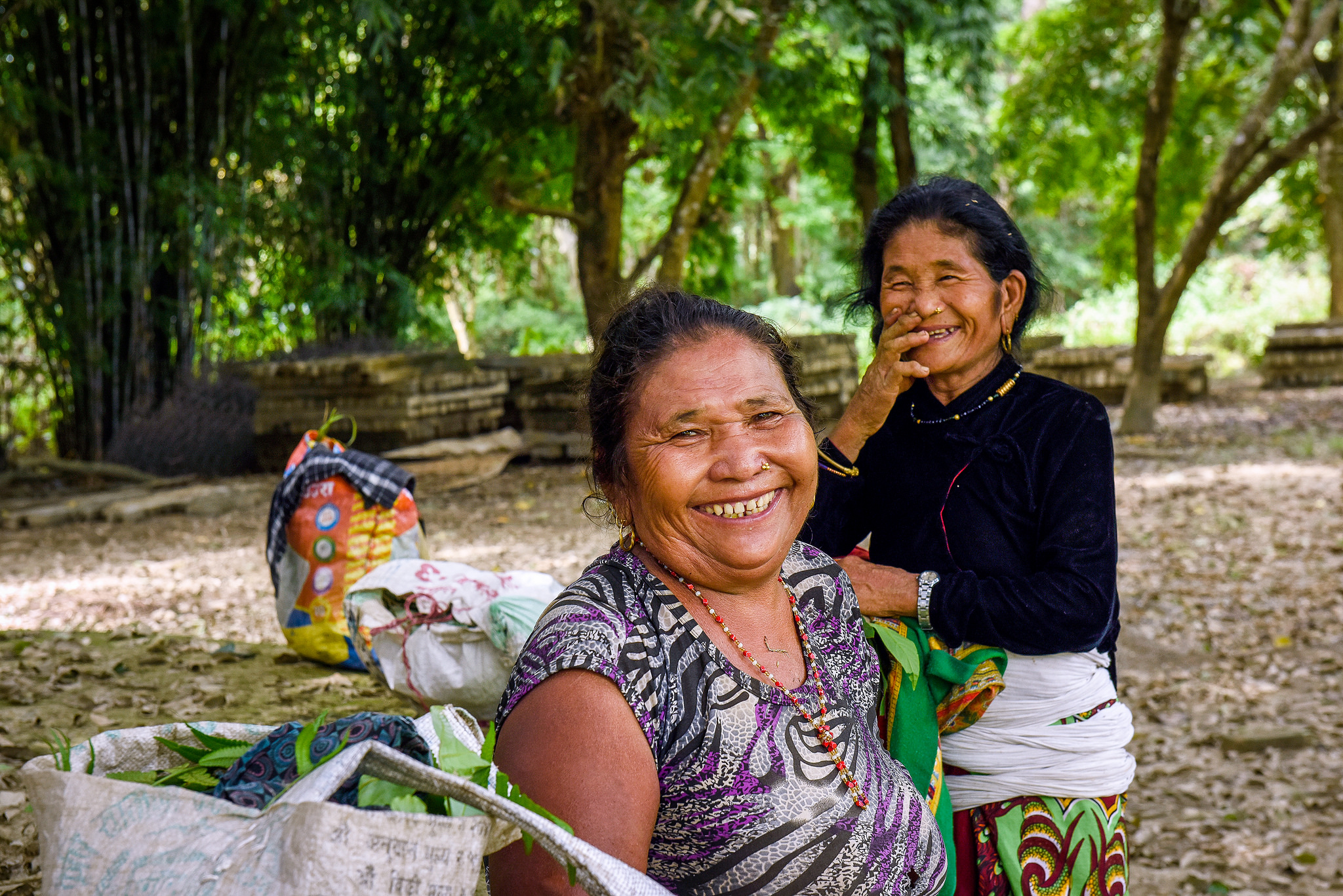 Local women at the Baghamra community forest.    Photo by Chandra Shekhar Karki/CIFOR