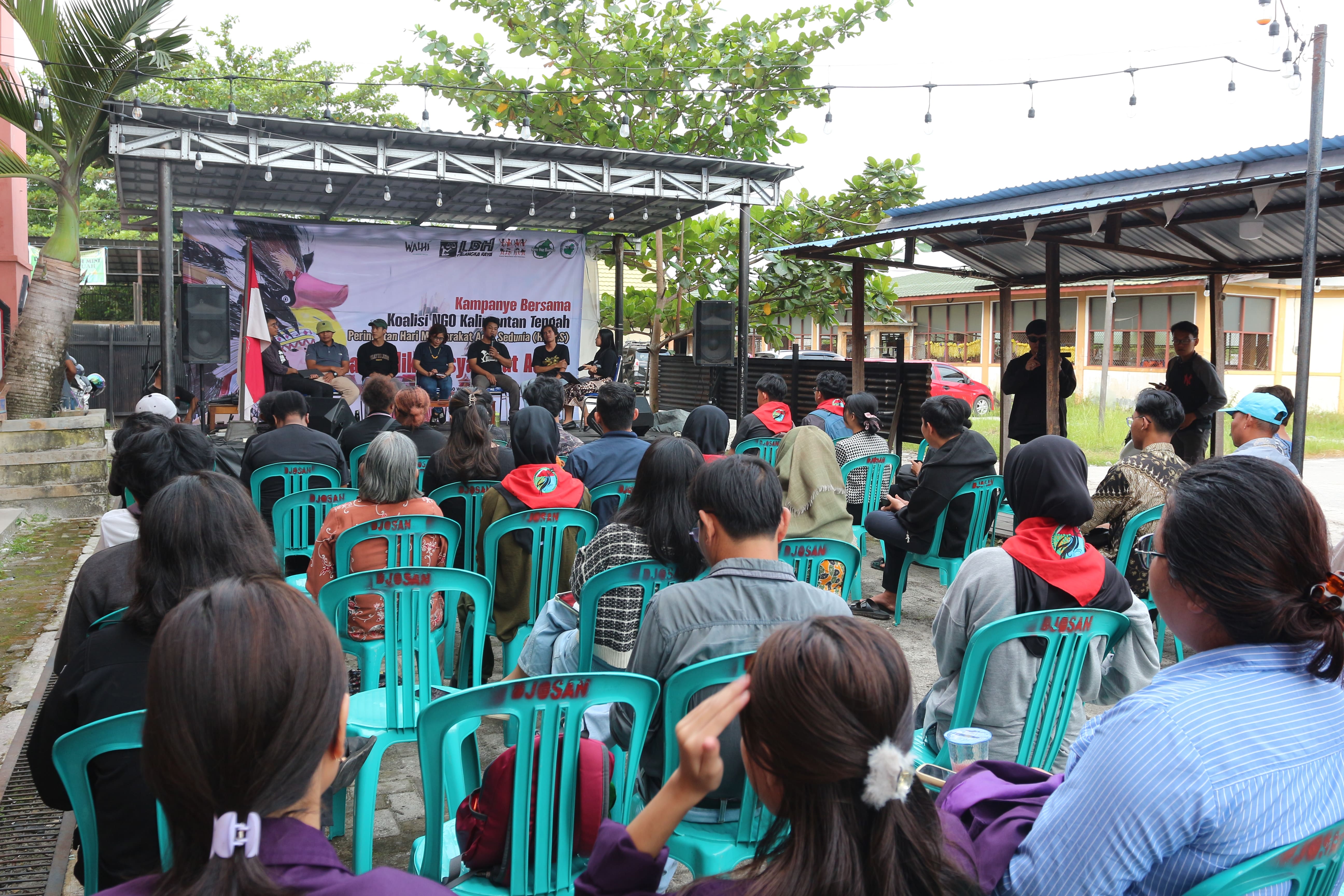 The representatives of 6 Central Kalimantan organisations speaking on the 2024 International Day of the World's Indigenous Peoples. Credit: Jahrul Husin.