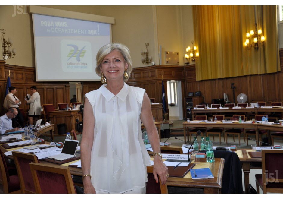 rentree-de-paris-dans-la-nuit-la-nouvelle-deputee-josiane-corneloup-siege-depuis-ce-matin-au-conseil-departemental-reunie-en-assemblee-a-macon-(photo-d-valette)-1498128275.jpg