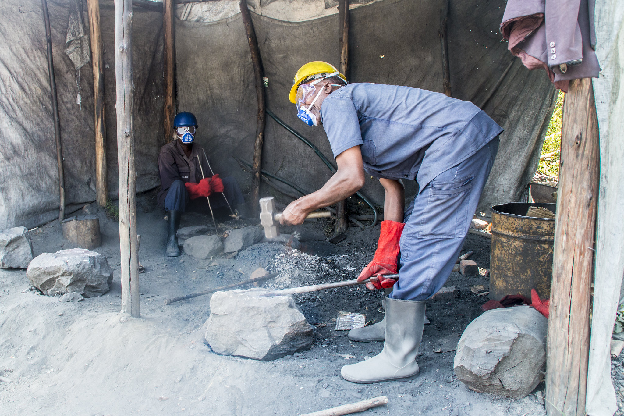 Rwandan artisanal miners forging mining tools. Photo by Fairphone CC BY-NC-ND 2.0