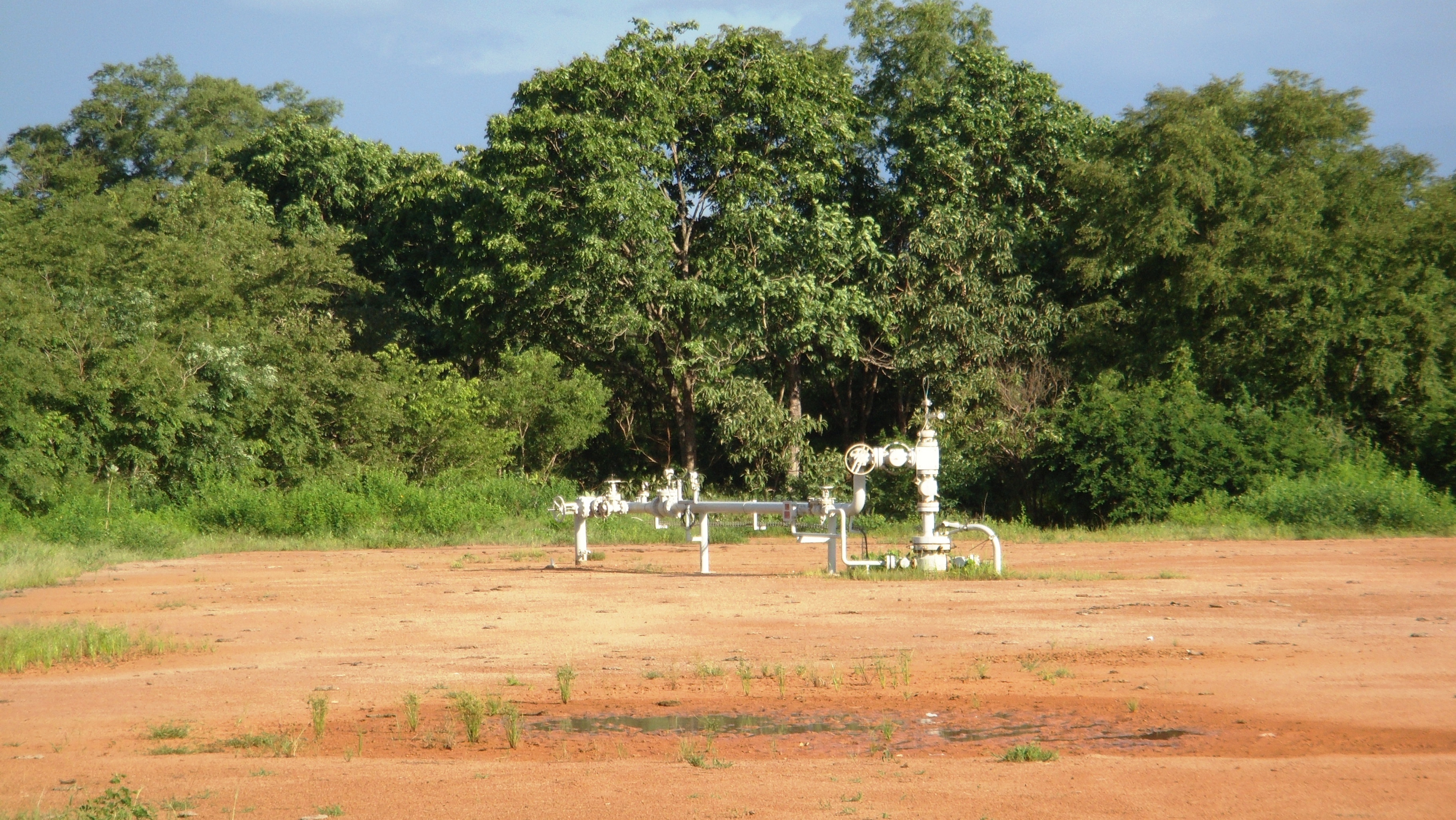 Oil well in Chad, photograph by Ken Doerr (CC BY 2.0)