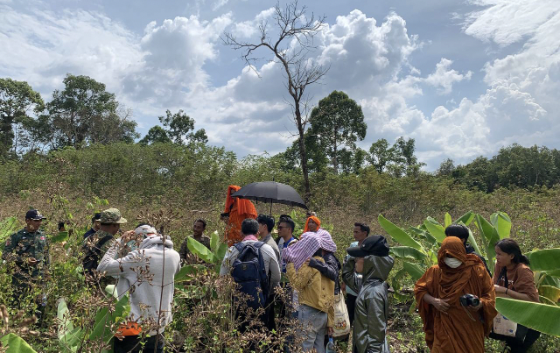 Koh Kong officials check zoning with the activist group Khmer Thavarak