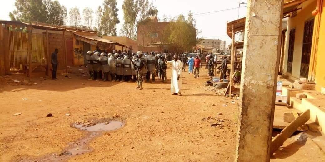 expropriation-demolition-destruction-maison-famille-logement-hussier-expulsion-rue-trottoir-sotuba-bamako-incendie-feu-police-malienne-force-ordre-securite-gendarme-garde.jpg