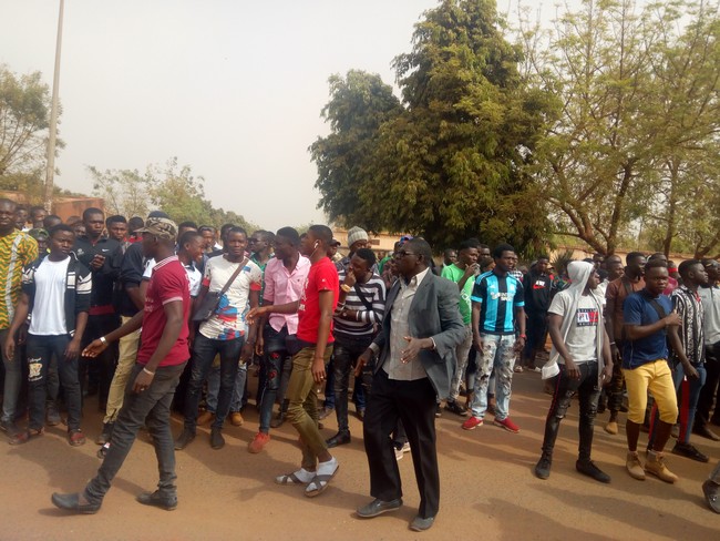 marche-manifestation-violence-revolte-morcelement-litige-foncier-foule-jeune-mairie-commune-5.jpg