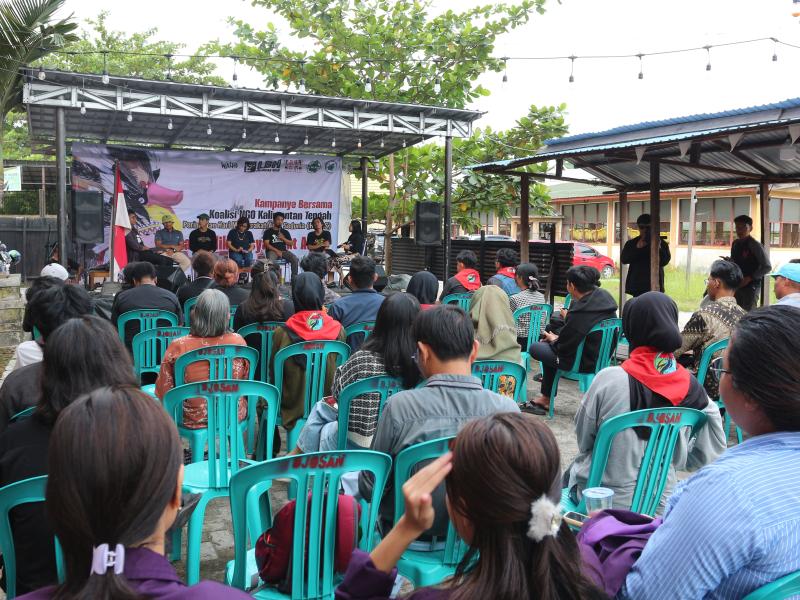 The representatives of 6 Central Kalimantan organisations speaking on the 2024 International Day of the World's Indigenous Peoples. Credit: Jahrul Husin.