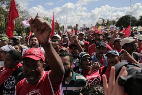 Os manifestantes que agora descansam e voltam para casa demonstraram o tamanho da ousadia e coragem de enfrentar um governo ilegítimo. / Mídia Ninja