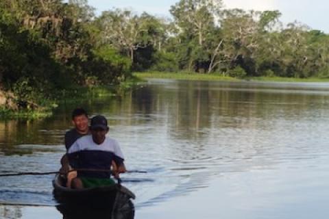 The Shipibo-Conibo in their fishing grounds. CIFOR/Alex Talaverano)