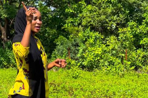 Ciré Biaye, dans son champ à Bounkiling Diola, dans la région de Sédhiou, en Casamance au Sud du Sénégal expliquant sa passion pour l’agriculture.