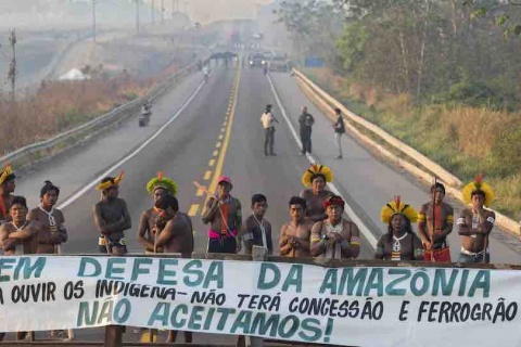 autochtone-bresil-kayapo-indigene-amazonie-manifestation-route-barrage-banniere.jpg