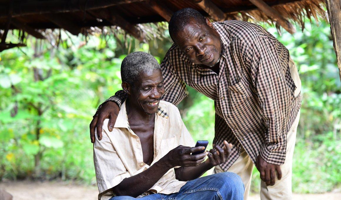 En Afrique de l'Ouest, le téléphone est quasiment l’unique outil numérique utilisé. 20 % des personnes n’en possèdent pas, 60 % ont un téléphone simple et 20 % détiennent un smartphone. © Ylo Design StudioEn Afrique de l'Ouest, le téléphone est quasiment 